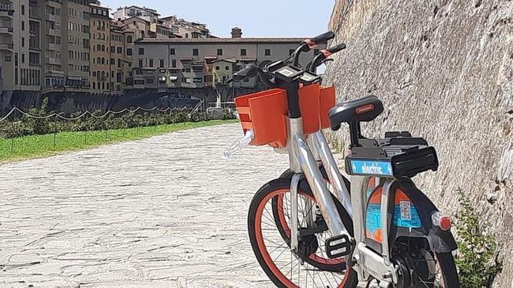 Posteggi irregolari delle bici, i “furbetti” delle foto fasulle saranno smascherati dall’IA