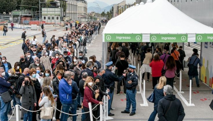 Vaccini, consegnata la nuova fornitura di Pfizer alla Campania: riaprono i centri