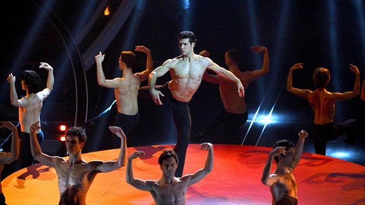 Roberto Bolle, arte e bellezza: a Sanremo con il “Bolero” incanta l’Ariston