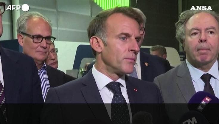Accordo Trump - Putin. Macron: "Siamo seri, non cediamo alla minaccia russa"