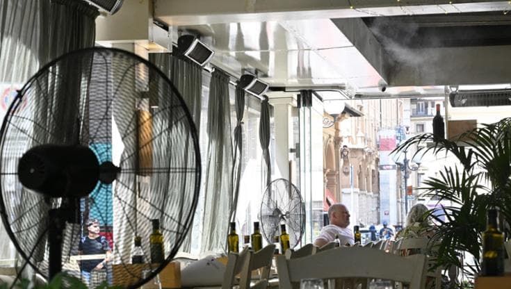 Firenze, allarme da bar e ristoranti: “Meno incassi, più spese e dehors vuoti sotto il sole”