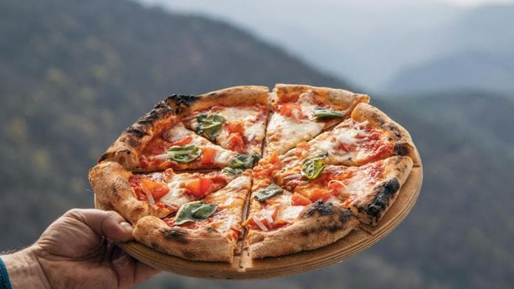 Con i tifosi del Napoli in Trentino va in gol anche la pizza