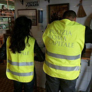 Roma, pneumatici nel magazzino degli alimenti: chiuso ristorante a Trastevere