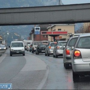 Lecco, il sindaco chiude lo svincolo per protesta: 5 chilometri di coda sulla statale