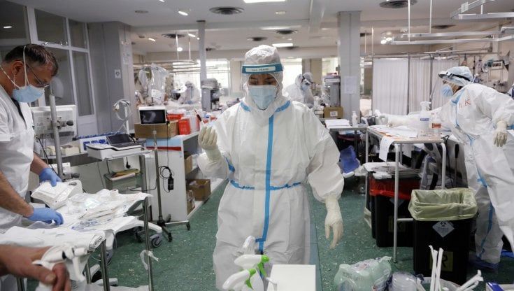 Covid-19, in Sicilia centomila contagiati. Ospedali in ginocchio, esplode lo scandalo incompiute