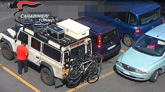 Nichelino, presi i predoni delle auto nel parcheggio del Carrefour