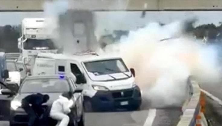 Assalto al portavalori sulla Lecce-Brindisi, carabinieri ritrovano altre due auto nelle campagne