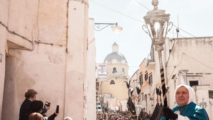 Pasqua e tradizione cerimonie in costume e riti sacri in Campania