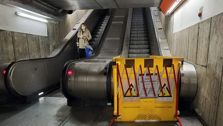 Metro, scale mobili e ascensori fuori uso in una stazione su due Roma. Appalto milionario di manutenzione, ma gli impianti sono troppo vecchi