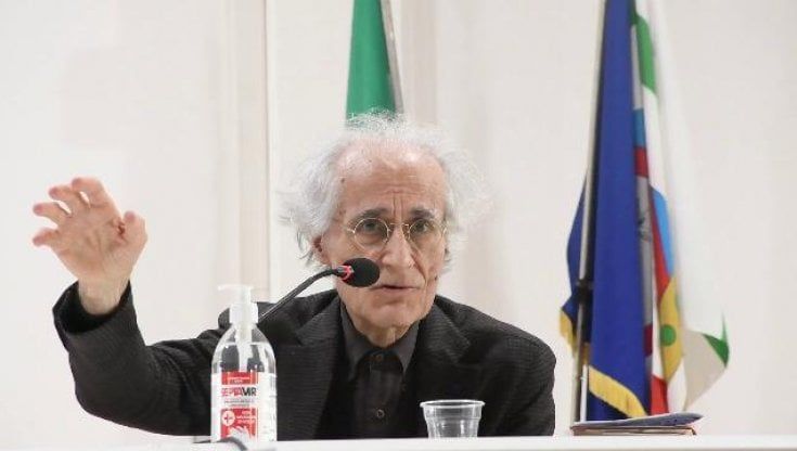 Canfora attacca Meloni parlando in un liceo: "Neonazista nell'animo". Lei annuncia querela: "Becera propaganda"