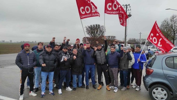 Salumi, protesta dei Cobas alla Annoni di Busseto 