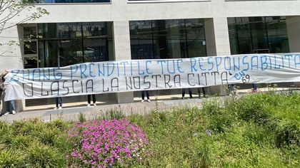 Inter, striscioni di protesta sotto la sede del club