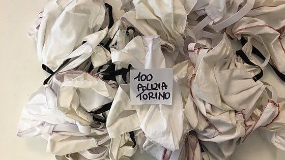 Torino, l'idea di un gruppo di sarte diventa realtà: "Sotto-mascherine antigraffio per medici, infermieri, poliziotti"