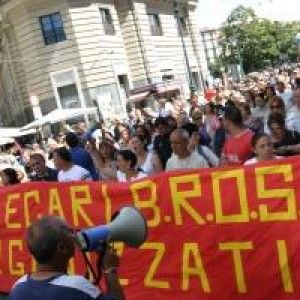 Proteste dei disoccupati, 25 misure cautelari per i Bros. Intercettazioni choc: "Serve un morto"