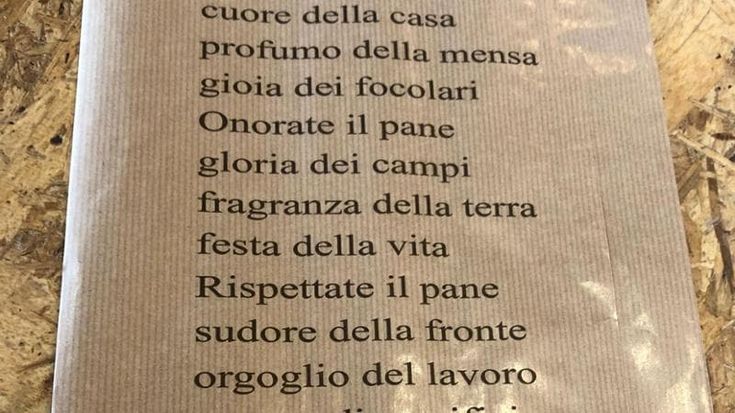 Arezzo, buste del pane citano le scritte di Mussolini
