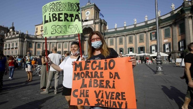 "No Green Pass": dal biologo ai neoborbonici, ecco chi sono i no vax di Napoli