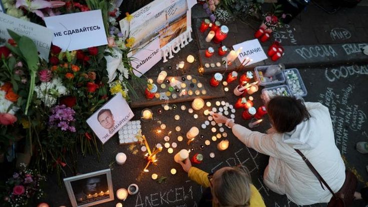 Morte di Navalny, Mattarella: “Ricorda i tempi più bui”. Meloni chiede chiarezza. Schlein: “Colpa di Putin”. Ma la Lega lo difende