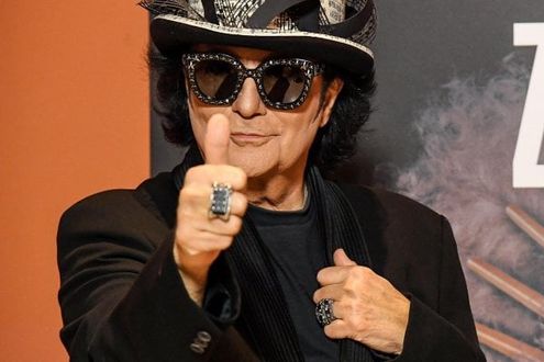 Auguri Renato Zero Tutto Pronto Per La Grande Festa Dei 70 Anni