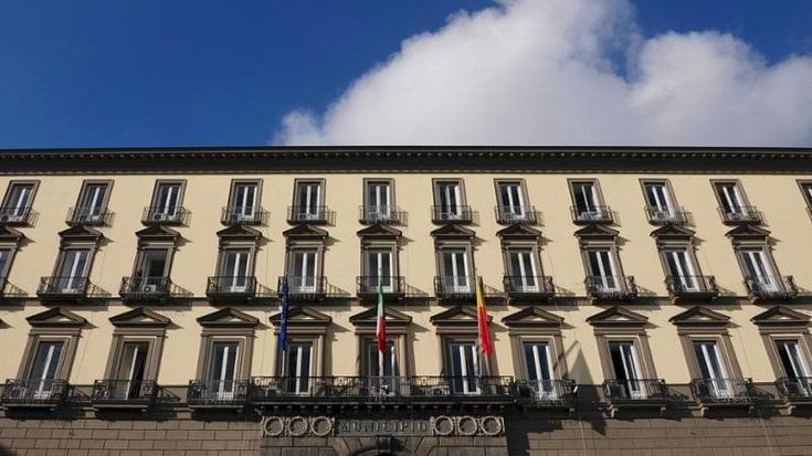 “Il Comune di Napoli trasformato in un parcheggio”, la denuncia in consiglio