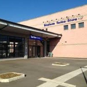 Torino, un ragazzo di colore urtato e ucciso da un treno a stazione Stura
