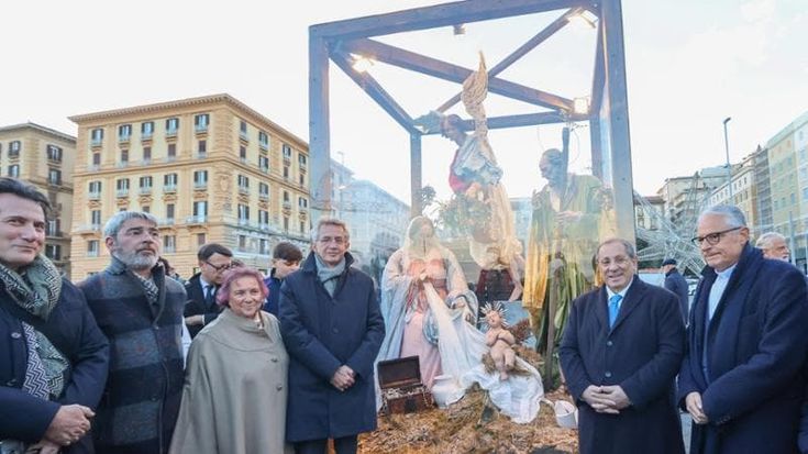Turismo, Manfredi: “La città deve ospitare tutti”. Al Municipio il presepe di San Gregorio Armeno
