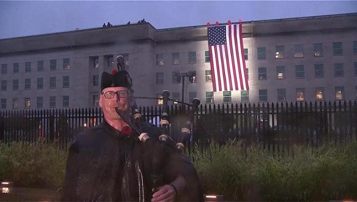 Usa, la bandiera statunitense dispiegata sul Pentagono a 25 anni dagli attacchi dell'11 settembre