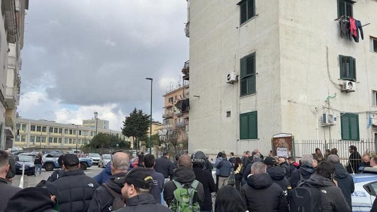Omicidio-suicidio a San Giovanni a Teduccio: “La moglie chiedeva aiuto, ho detto a quell’uomo di posare la pistola ma mi ha minacciato”