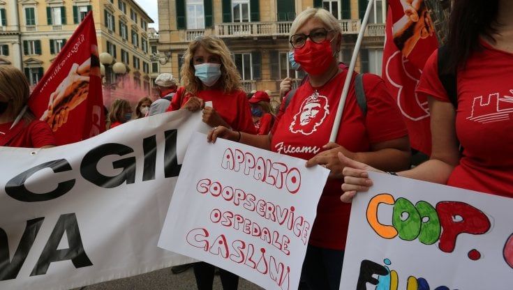 Mense, pulizie e vigilanza, lavoratori in piazza a Genova: "Rovinati da appalti al massimo ribasso e troppo smart working"