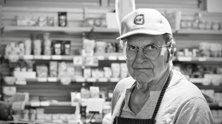 Bersani salumiere, meccanico, cassiere e prete in un cortometraggio-manifesto: “Io attore per autoironia e contro la solitudine”