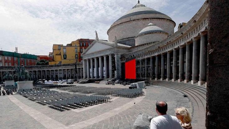Napoli, in trentamila al Plebiscito per il Papa: “Accogliamo il suo messaggio di pace”