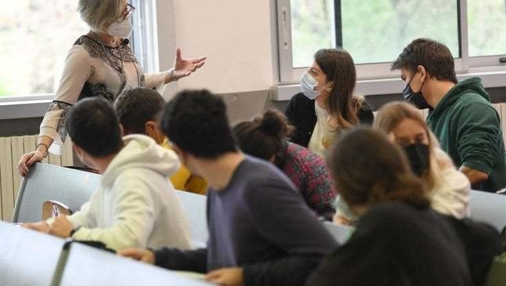 L'Istat su scuola e pandemia: "Il 67% degli studenti boccia la Dad. E uno su due ha smesso di frequentare gli amici"