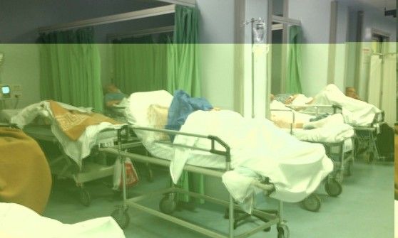 Sulle barelle nei corridoi da tre giorni emergenza all'ospedale Martini