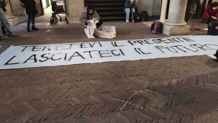 Università, la protesta degli studenti per chiedere di tornare in aula