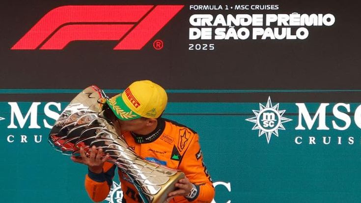 Norris vince in Brasile e avvicina il Mondiale. Antonelli e Verstappen sul podio, disastro Ferrari