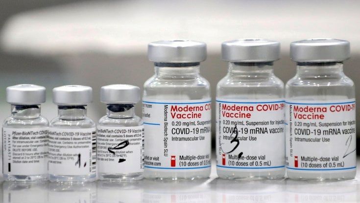 Vaccino Covid, Ema: terza dose Moderna per immunodepressi over 12