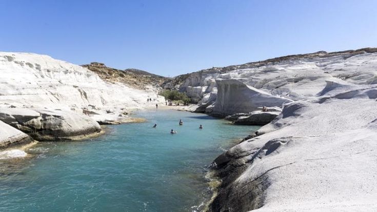 Grecia. Milos, stop a megahotel su “Spiaggia della luna”. “Non rispetta i requisiti ambientali”