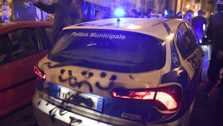 Coprifuoco, assaltata auto dei vigili al centro storico