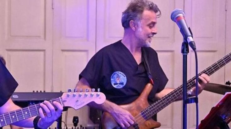 La storia del dottor Tos, chirurgo della mano e virtuoso del basso che suona ai congressi: “Curiamo i musicisti e gli insegniamo a conoscere il corpo”