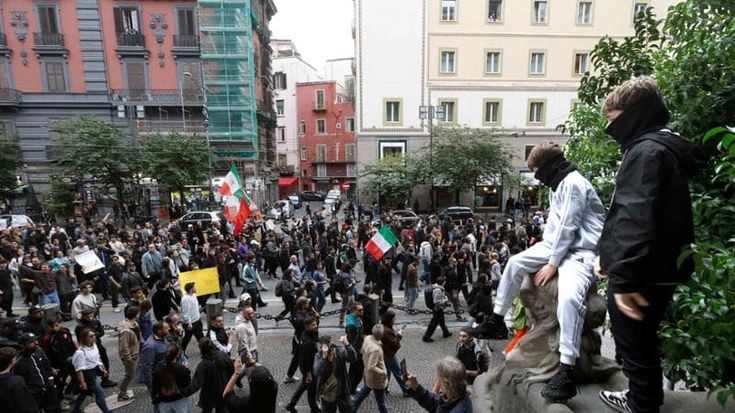 Generazione Z, in rete il vademecum per lo sciopero: “Venite con la maschera di Spider”