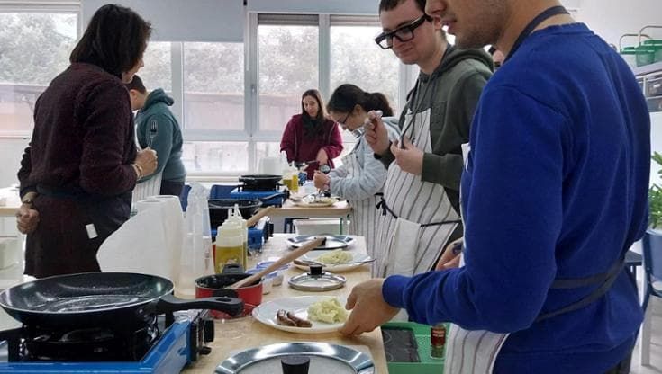 Bari, lab di cucina per persone con autismo: “Qui provano, imparano poi a casa mettono in pratica”