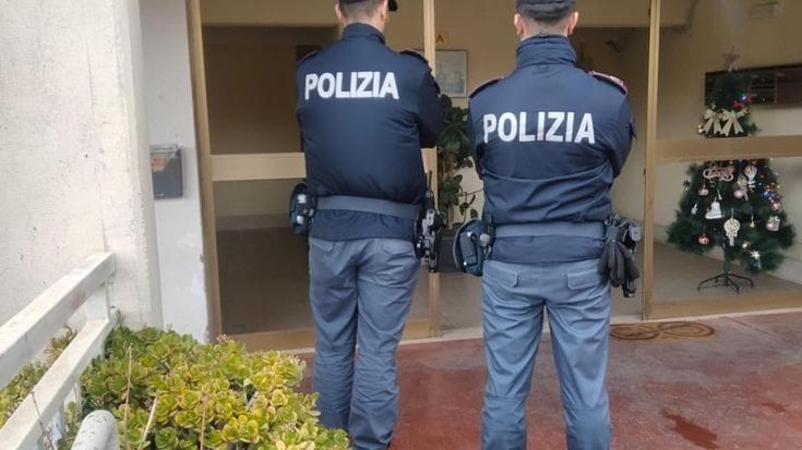 Bomba carta a Ostia, nella piazza di spaccio più importante del litorale: guerra fra clan