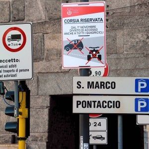 Milano, stop alle microcar nelle Ztl e nelle corsie preferenziali