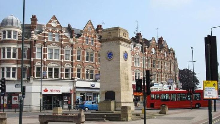 Londra, terrore antisemita: due persone accoltellate in un quartiere ebraico. Starmer: “Inquietante”