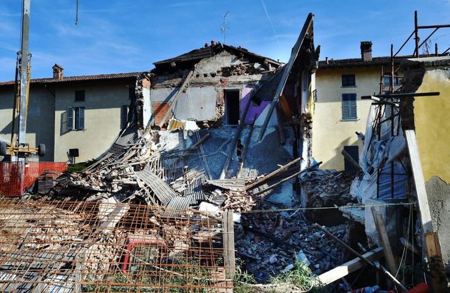 San Giuliano, crolla palazzina in ristrutturazione: dramma sfiorato