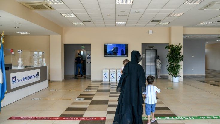 Napoli, Sos dai profughi afghani: "Nel nostro paese le donne vengono calpestate" 