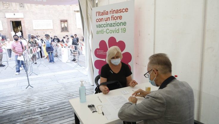 Vaccino Covid, Locatelli: "Quarta dose come possibilità concreta"