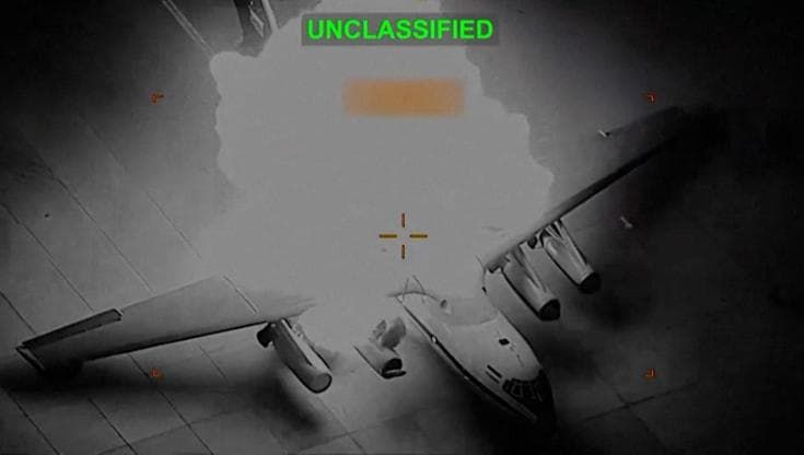 Iran, i militari Usa: "Stiamo distruggendo le loro capacità aeree". Il video degli attacchi