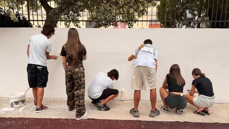 Imbrattano una piazzetta di Messina, ma poi la puliscono e ne diventano custodi