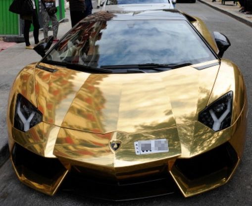Parigi, lusso senza limiti: la Lamborghini &egrave; d'oro