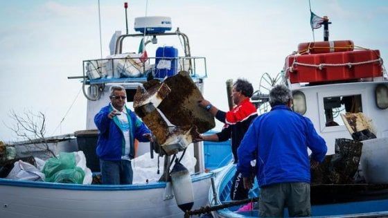 Pescatori "spazzini", a Ischia e nella penisola sorrentina la legge 'salvamare' è già operativa